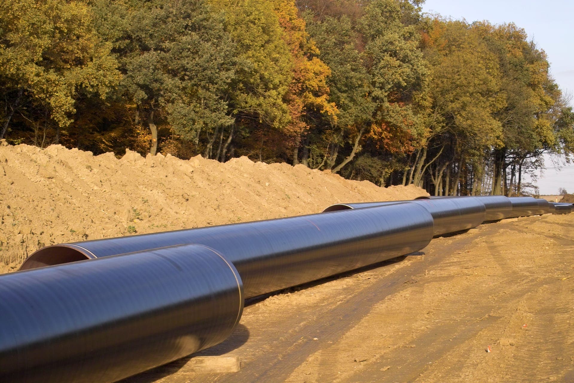 Pipeline sections laid out along a construction trench